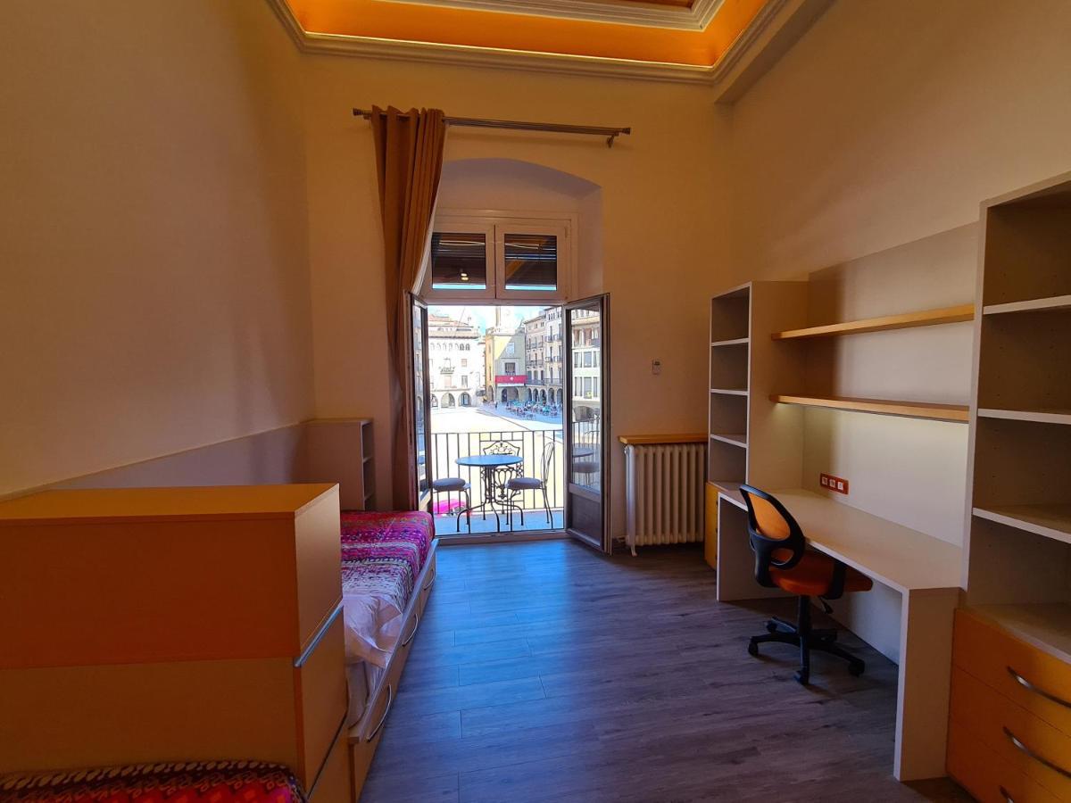 Apartaments Vicus 3 Con Vistas A La Plaza Mayor De Vic Dış mekan fotoğraf